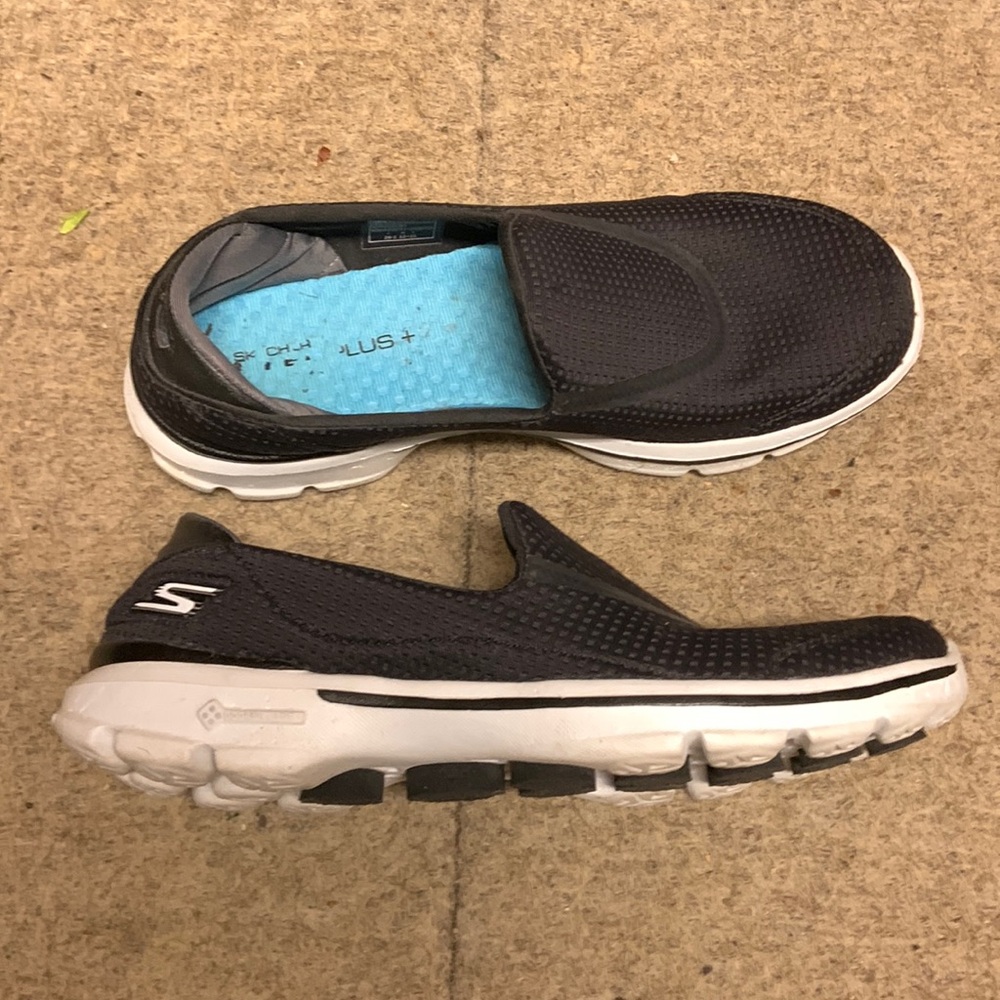 Women's Black Sketchers go walk 3 goga Air cooled Arch fit shoes size 8